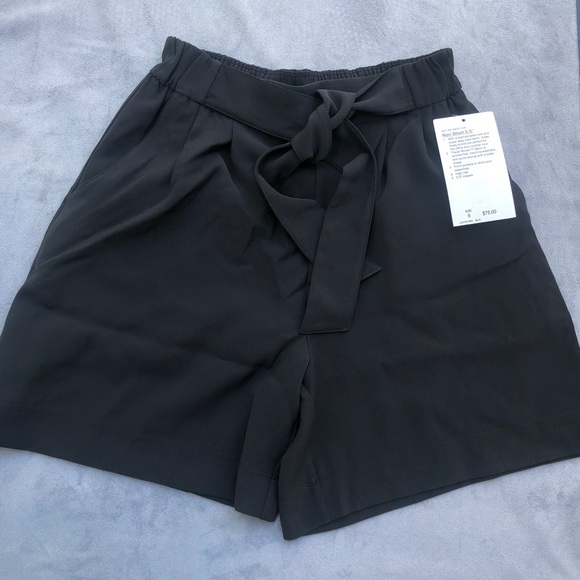 Lululemon noir short 5.5” - Picture 5 of 6